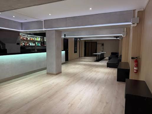 Sala de fiestas privadas en Barcelona con pista de baile y barras de luz
